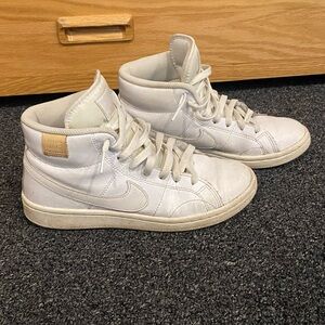 WOMEN'S NIKE COURT ROYALE 2 MID SNEAKERS